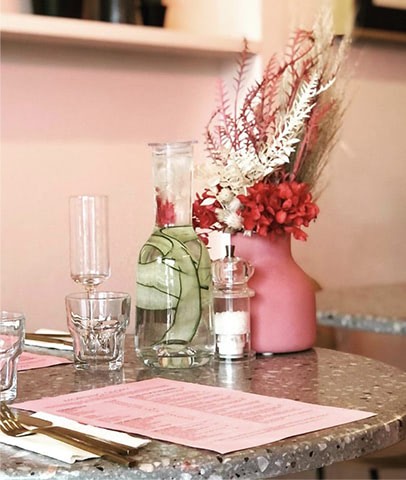 Morning Glory Cafe’s coffee and brunch fare lives up to the promise of the sexy but light-hearted interior decor.